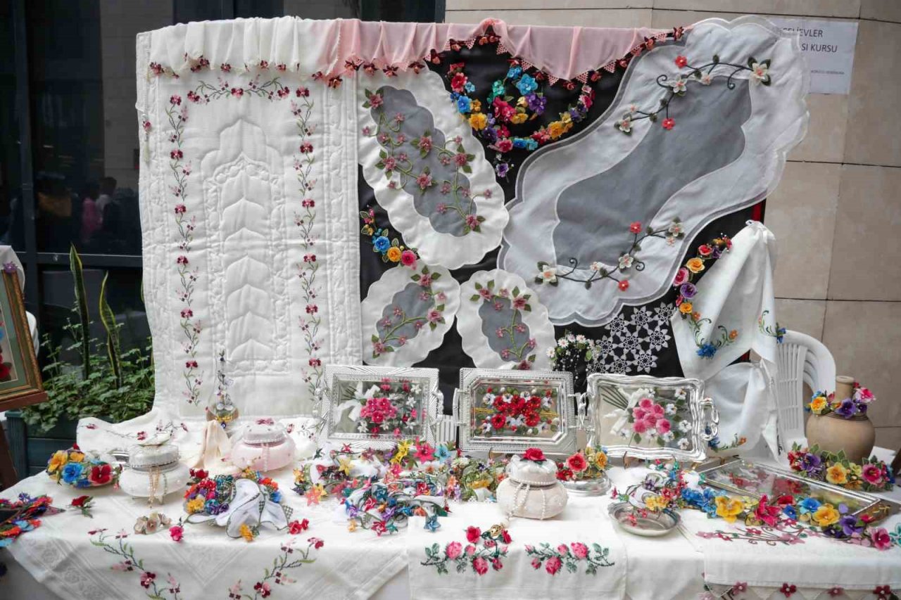 Kütahya’da üreten kadınların yıl sonu sergisi