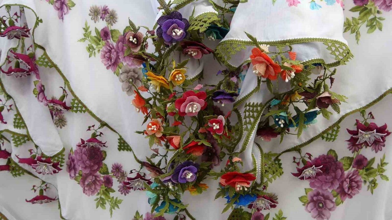 Kütahya’da iğne oyası kursiyerlerinin yıl sonu sergisi göz kamaştırdı