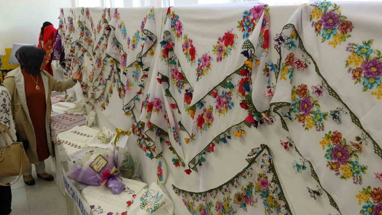 Kütahya’da iğne oyası kursiyerlerinin yıl sonu sergisi göz kamaştırdı