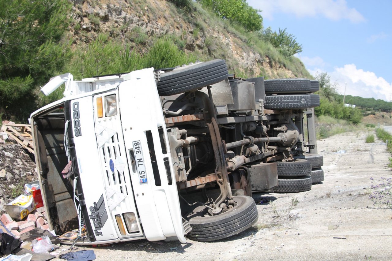 Kontrolden çıkan tır devrildi: 2 yaralı