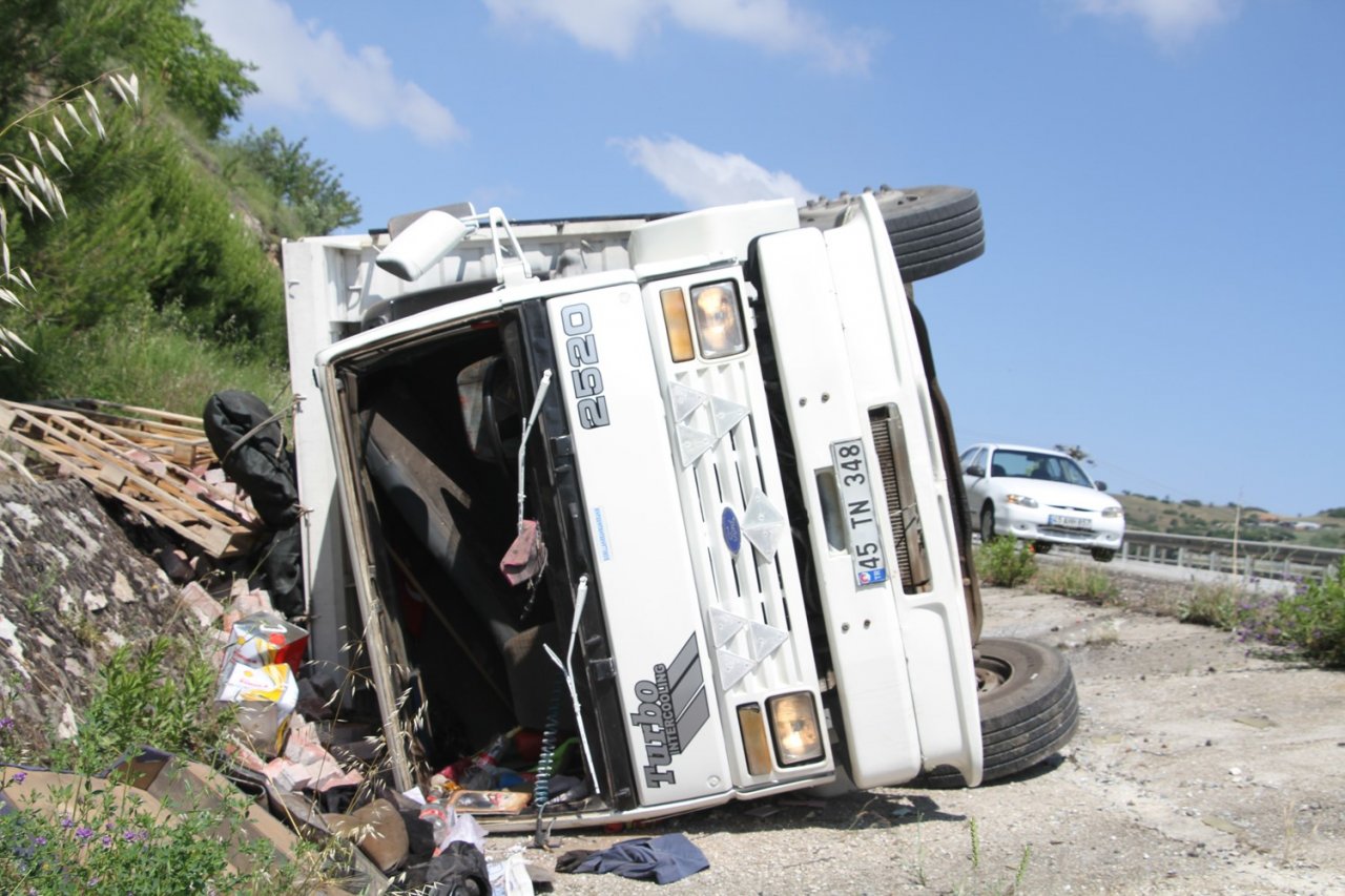 Kontrolden çıkan tır devrildi: 2 yaralı