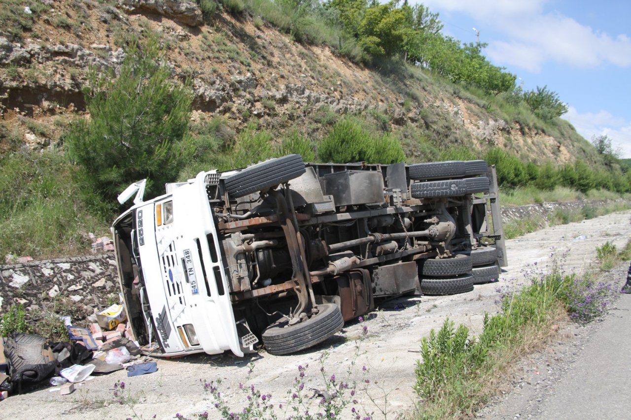 Kontrolden çıkan tır devrildi: 2 yaralı