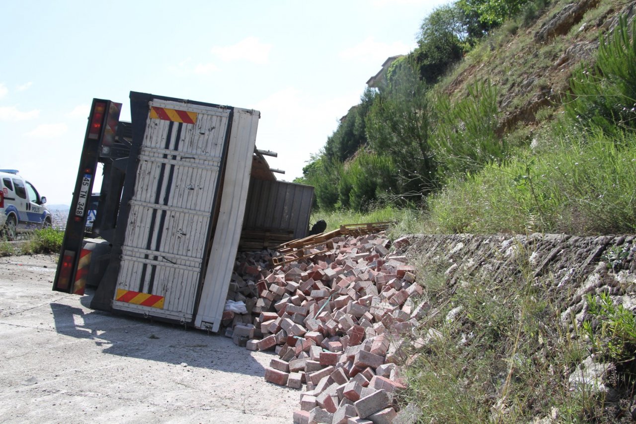 Kontrolden çıkan tır devrildi: 2 yaralı