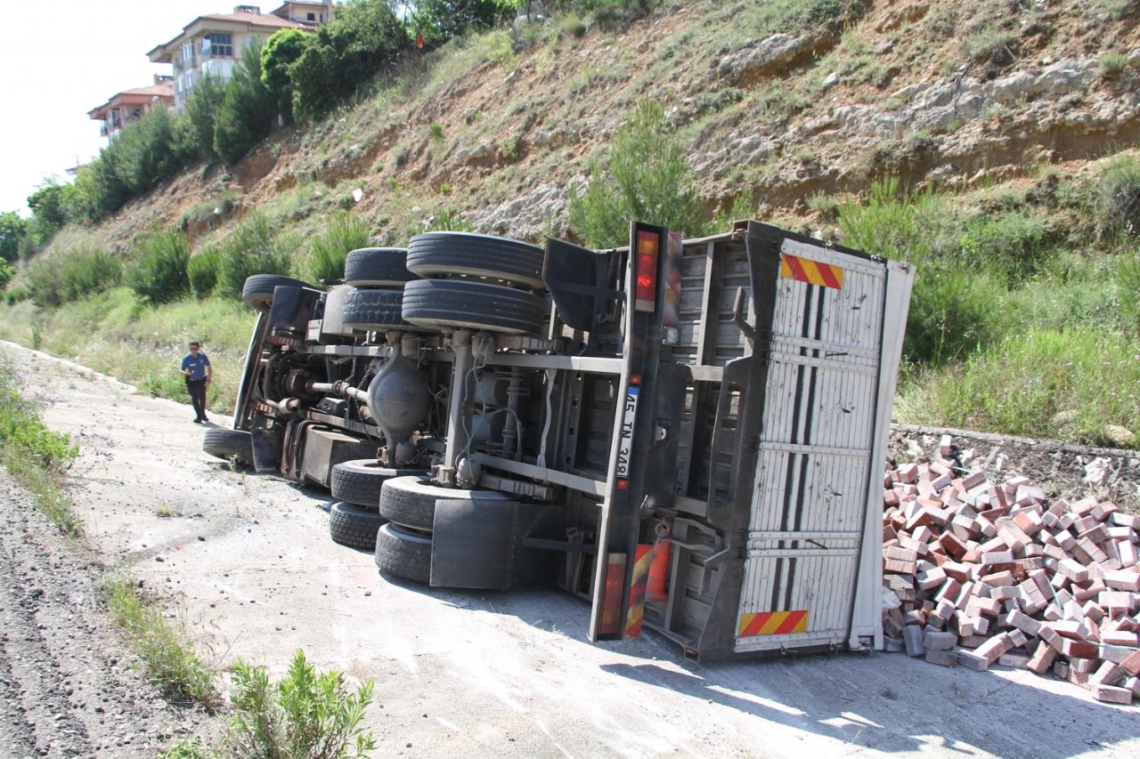Kontrolden çıkan tır devrildi: 2 yaralı