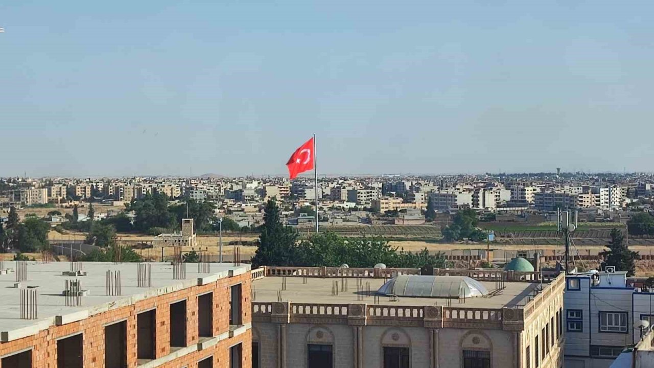 Nusaybin’de Suriye sınırına yakın noktada Türk bayrağı dikildi