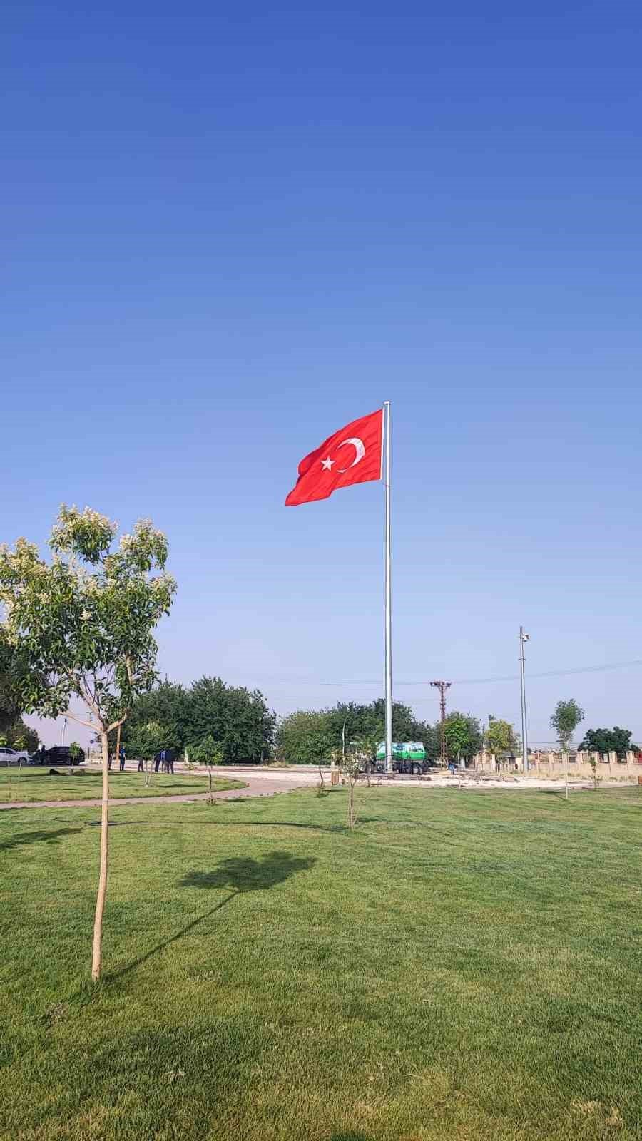 Nusaybin’de Suriye sınırına yakın noktada Türk bayrağı dikildi