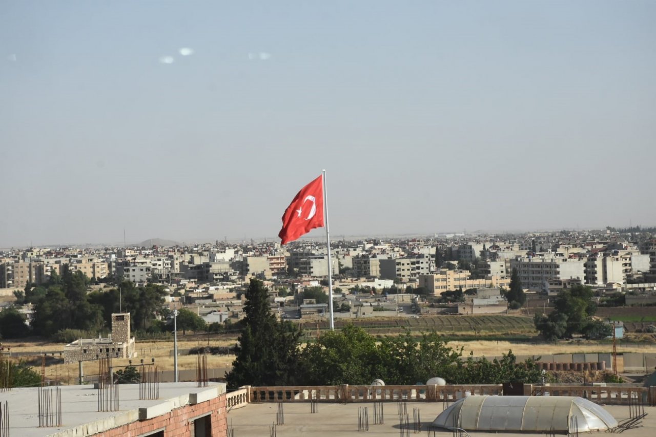 Nusaybin’de Suriye sınırına yakın noktada Türk bayrağı dikildi