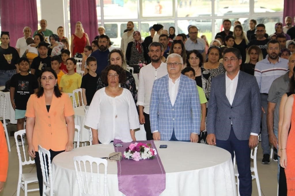 Burhaniye’de minik öğrencilerin mezuniyet coşkusu