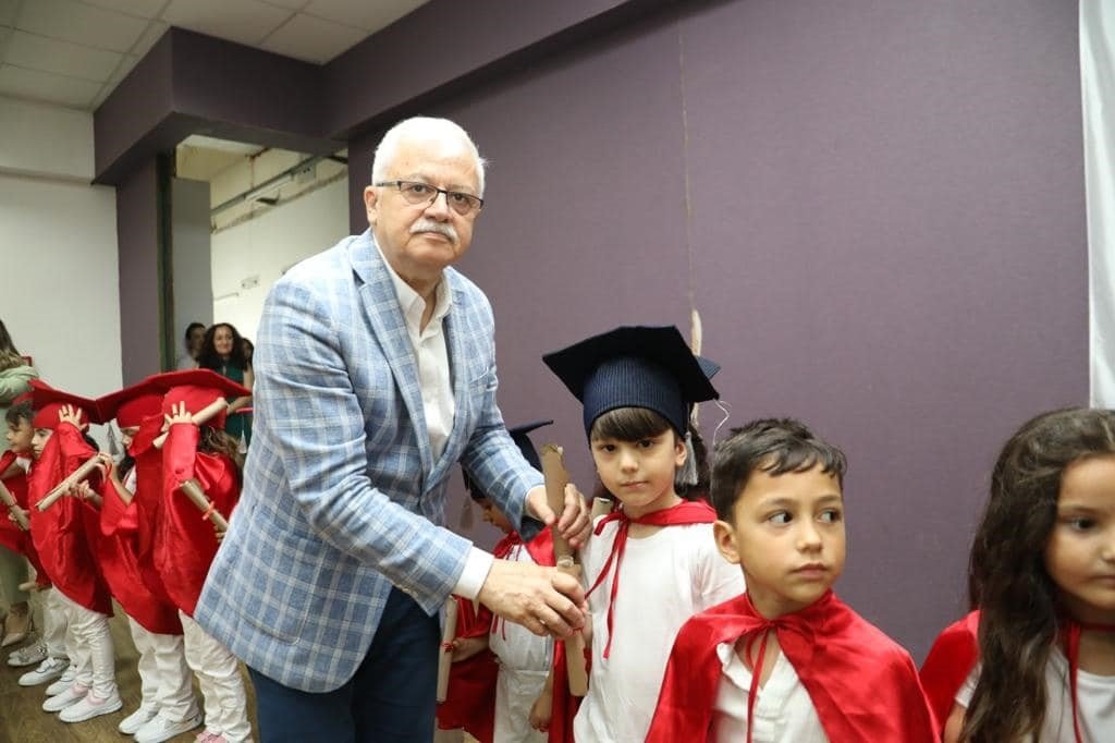 Burhaniye’de minik öğrencilerin mezuniyet coşkusu