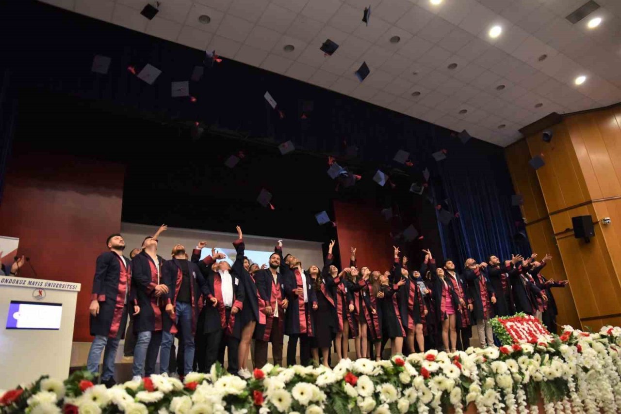 300 öğrencinin mezuniyet heyecanı