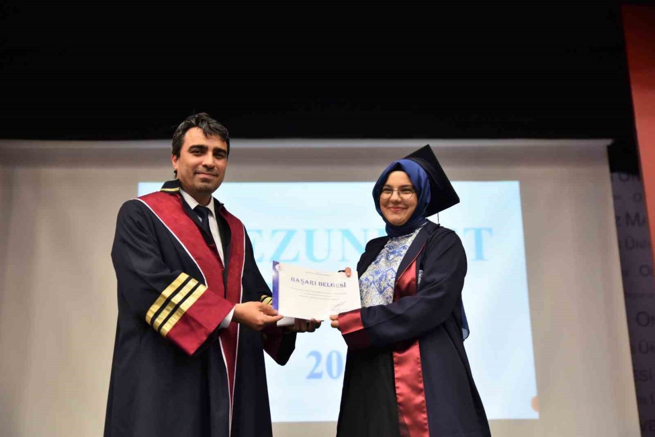 300 öğrencinin mezuniyet heyecanı