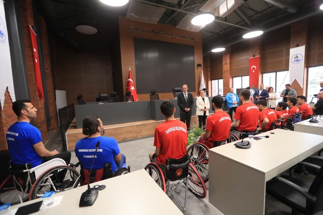 Başkan Örki şampiyonları ağırladı