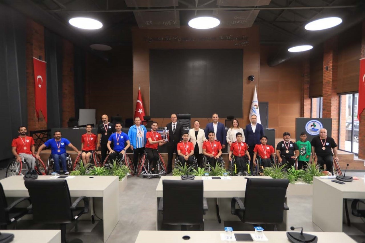 Başkan Örki şampiyonları ağırladı