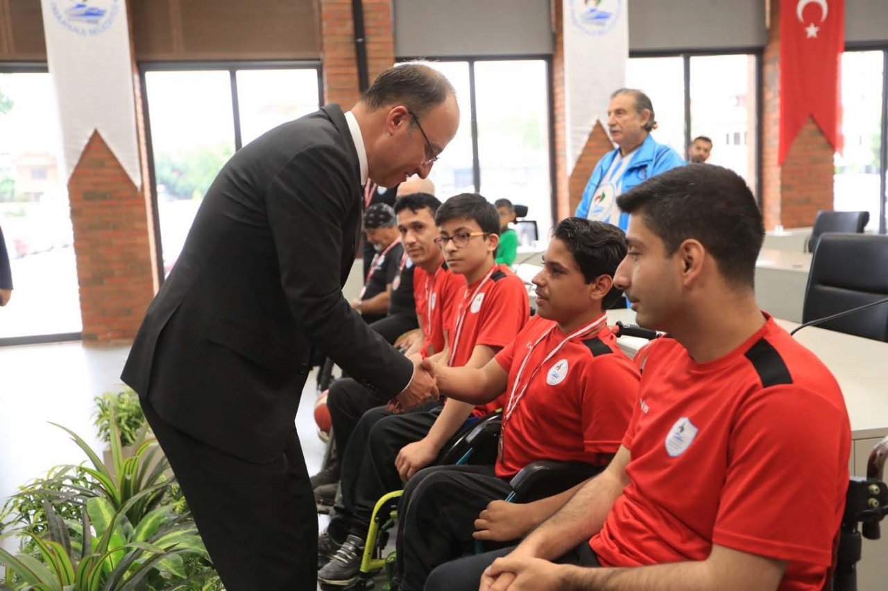 Başkan Örki şampiyonları ağırladı