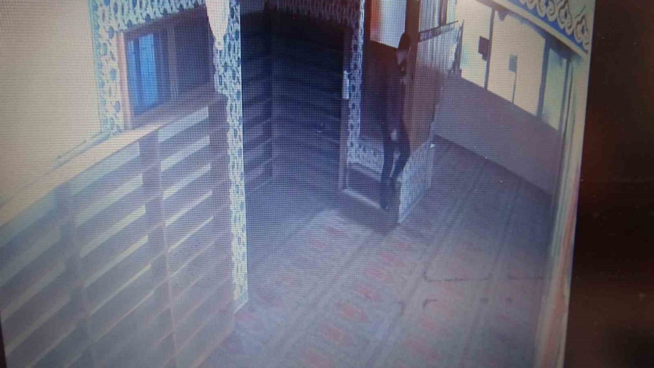Pendik’te camiye giren hırsız cemaatten toplanan paraları ve monitörü çaldı