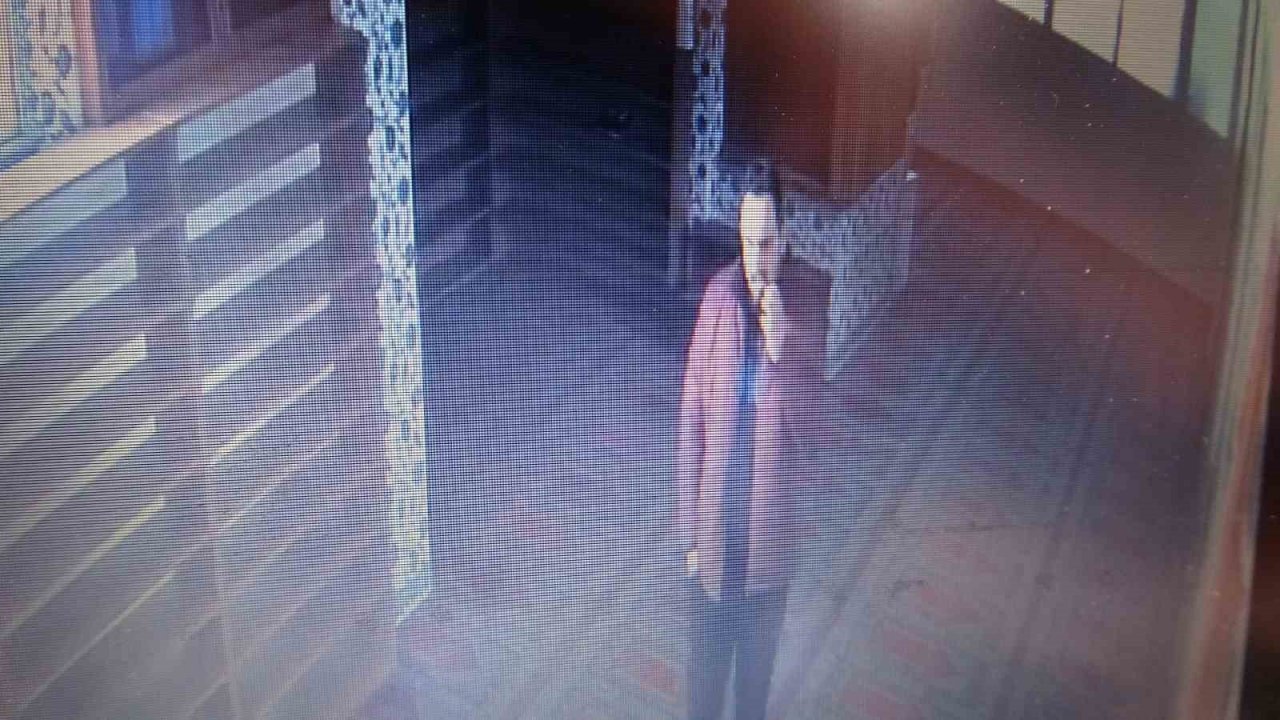 Pendik’te camiye giren hırsız cemaatten toplanan paraları ve monitörü çaldı