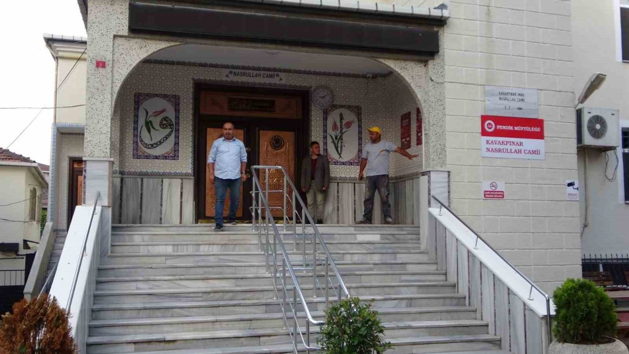 Pendik’te camiye giren hırsız cemaatten toplanan paraları ve monitörü çaldı