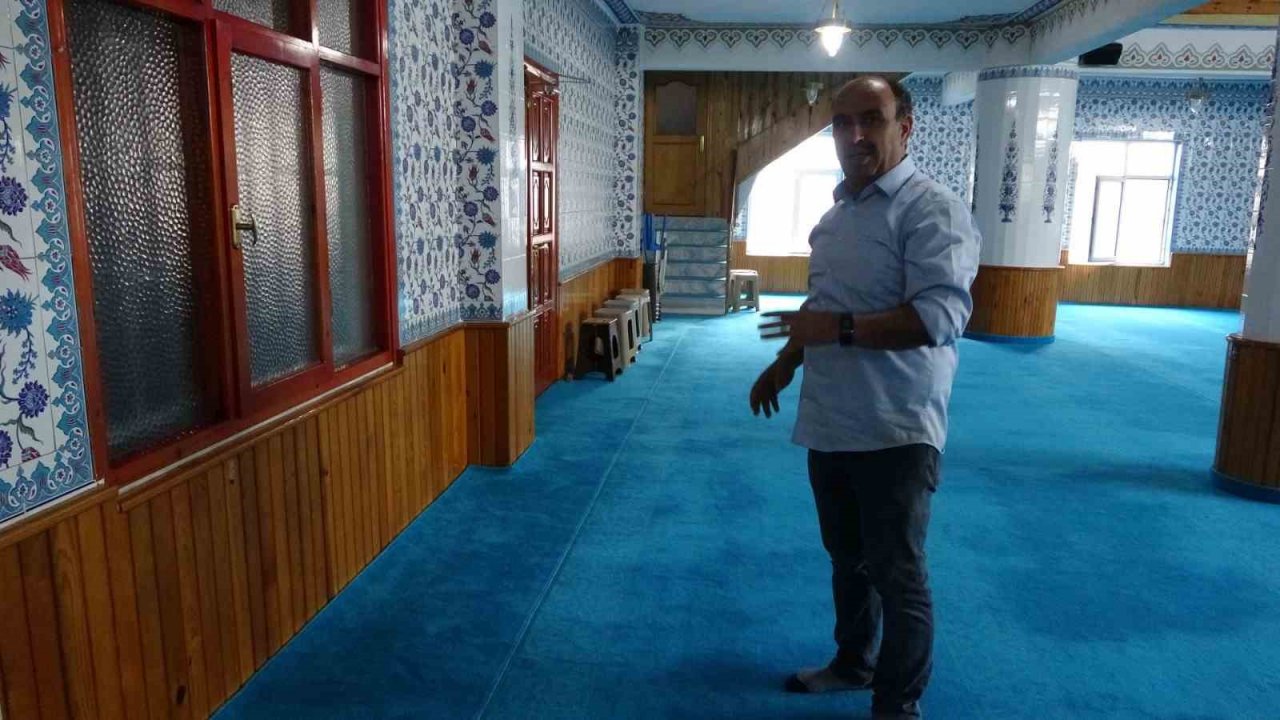 Pendik’te camiye giren hırsız cemaatten toplanan paraları ve monitörü çaldı