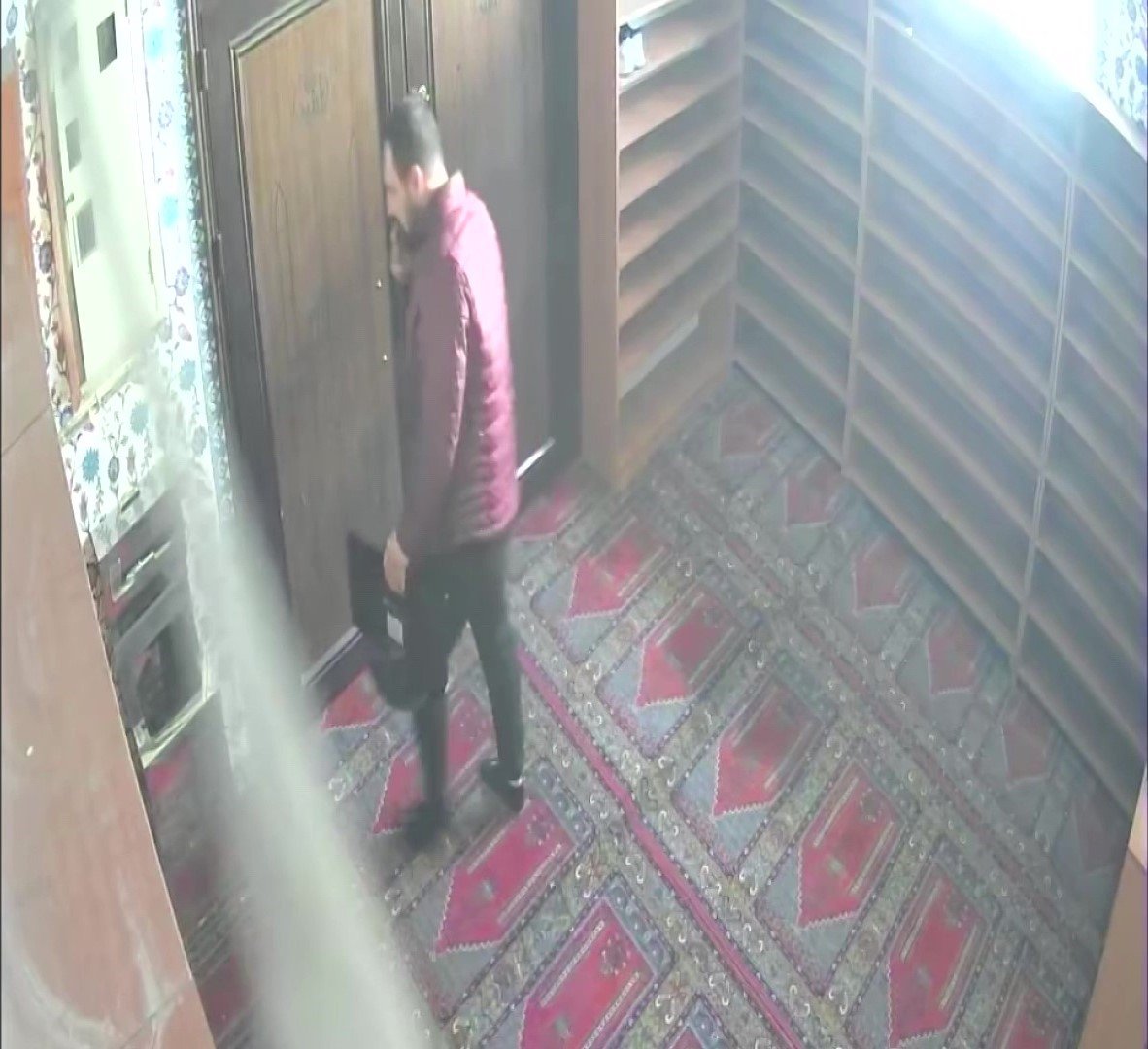 Pendik’te camiye giren hırsız cemaatten toplanan paraları ve monitörü çaldı
