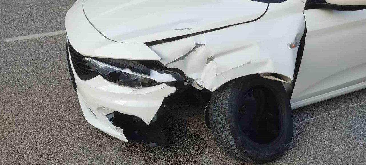 İlginç kaza kamerada: Bariyerlere çıkıp iki teker üstünde metrelerce ilerledi