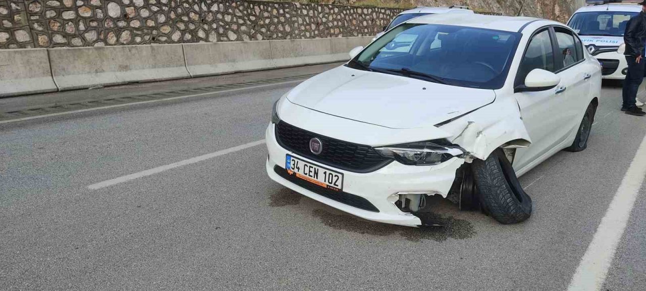 İlginç kaza kamerada: Bariyerlere çıkıp iki teker üstünde metrelerce ilerledi