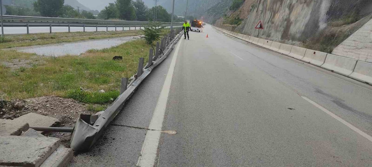 İlginç kaza kamerada: Bariyerlere çıkıp iki teker üstünde metrelerce ilerledi