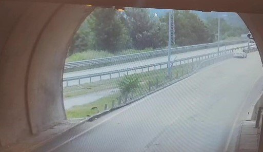 İlginç kaza kamerada: Bariyerlere çıkıp iki teker üstünde metrelerce ilerledi