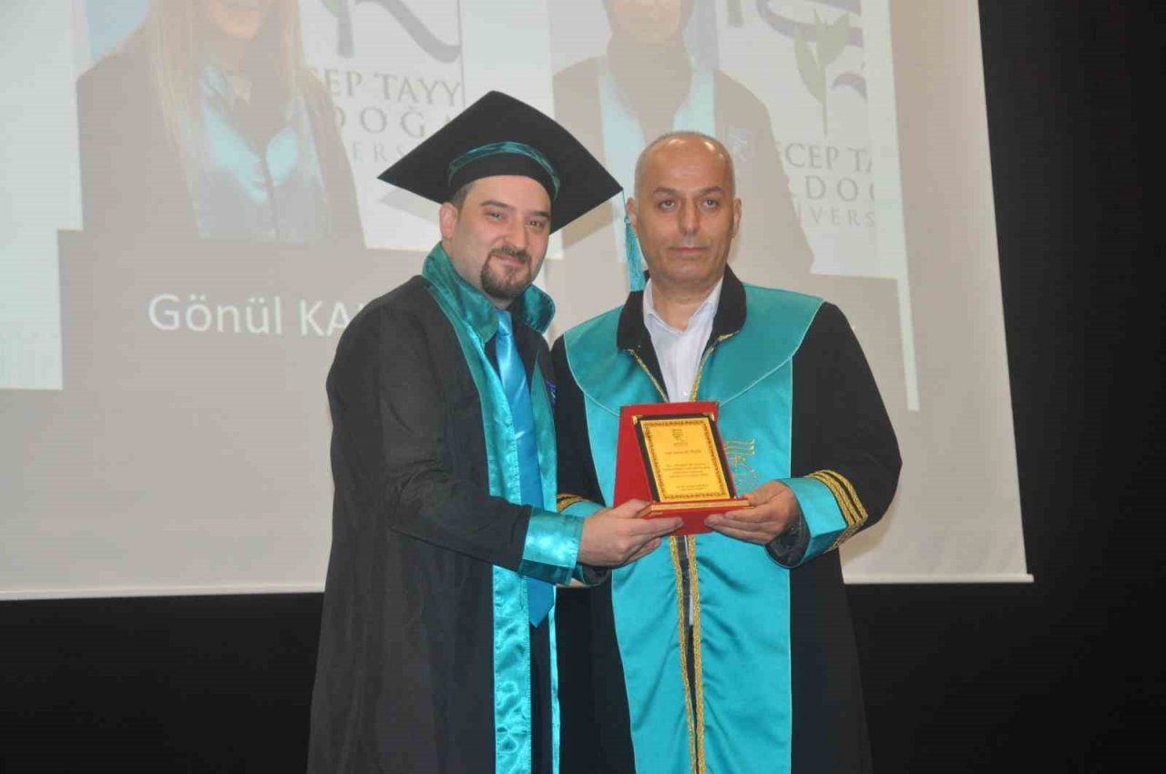 Aynı okulda öğrenim gören abla-kardeş okulu birinci ve ikinci olarak bitirdi