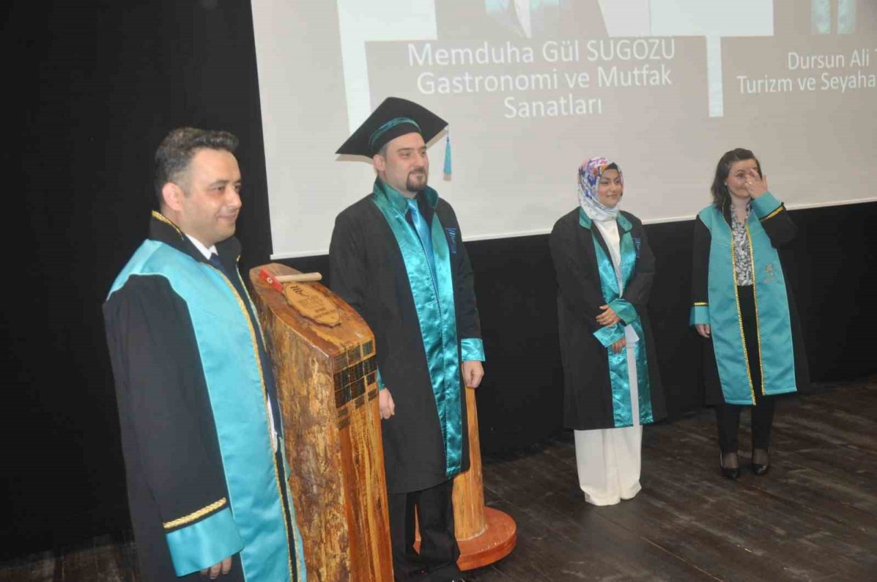 Aynı okulda öğrenim gören abla-kardeş okulu birinci ve ikinci olarak bitirdi