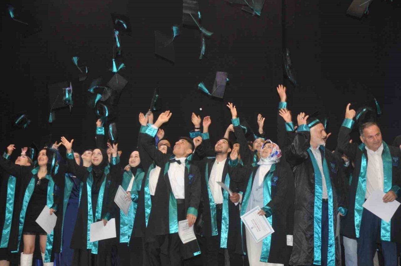 Aynı okulda öğrenim gören abla-kardeş okulu birinci ve ikinci olarak bitirdi