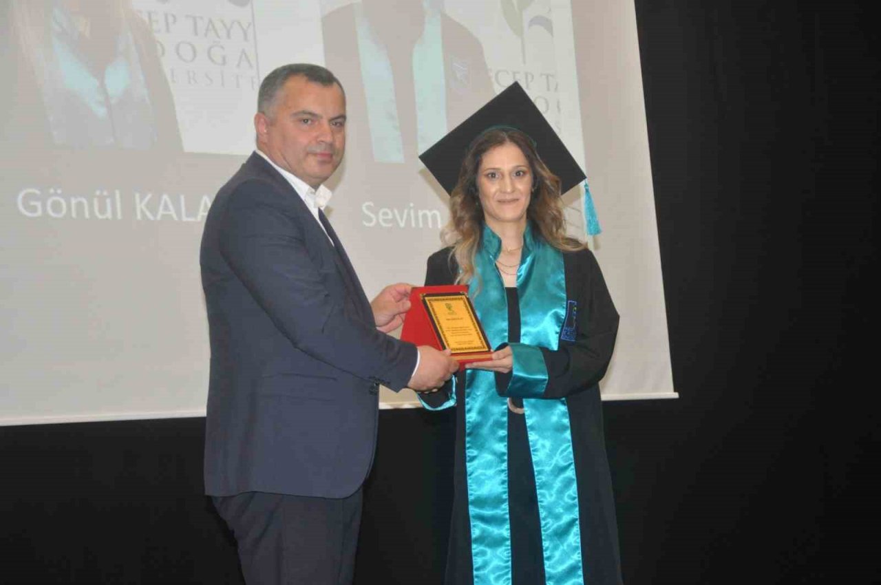 Aynı okulda öğrenim gören abla-kardeş okulu birinci ve ikinci olarak bitirdi