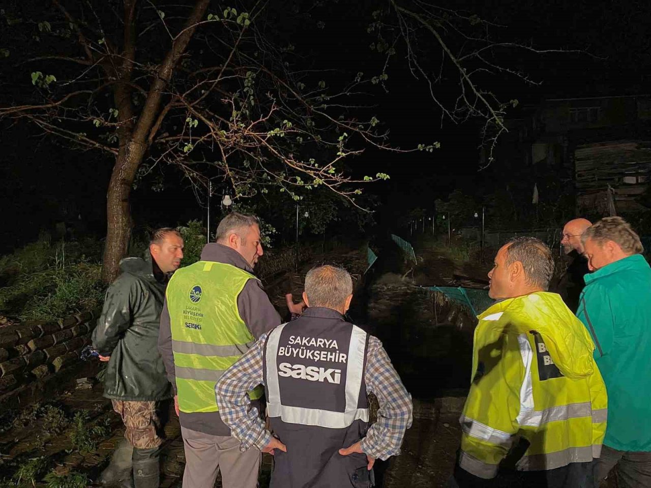 Sakarya Büyükşehir’den gece boyu sel mesaisi