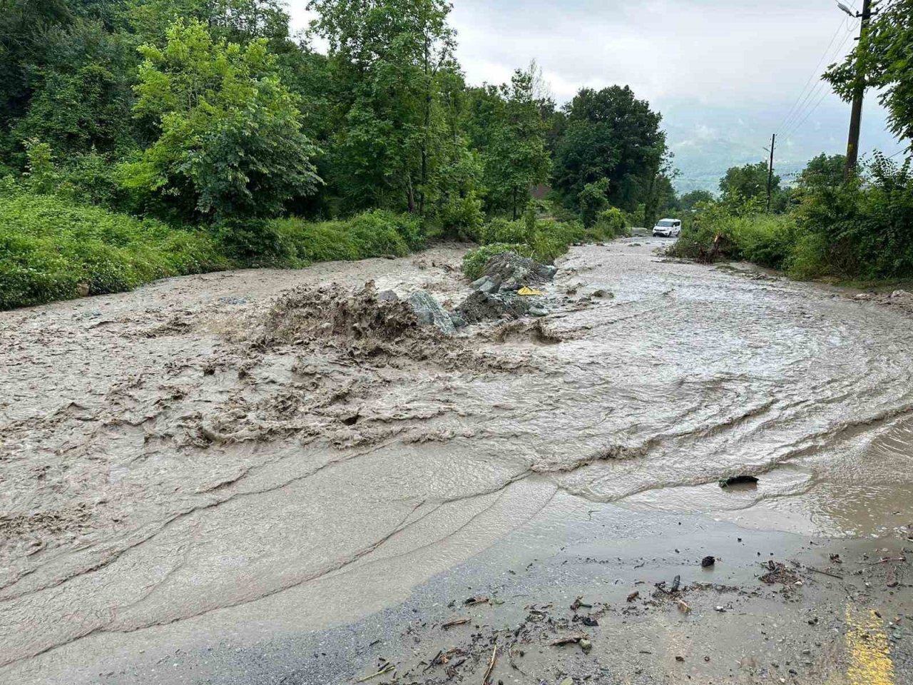 4 mahalleye ulaşım sağlayan geçici köprü sular altında kaldı