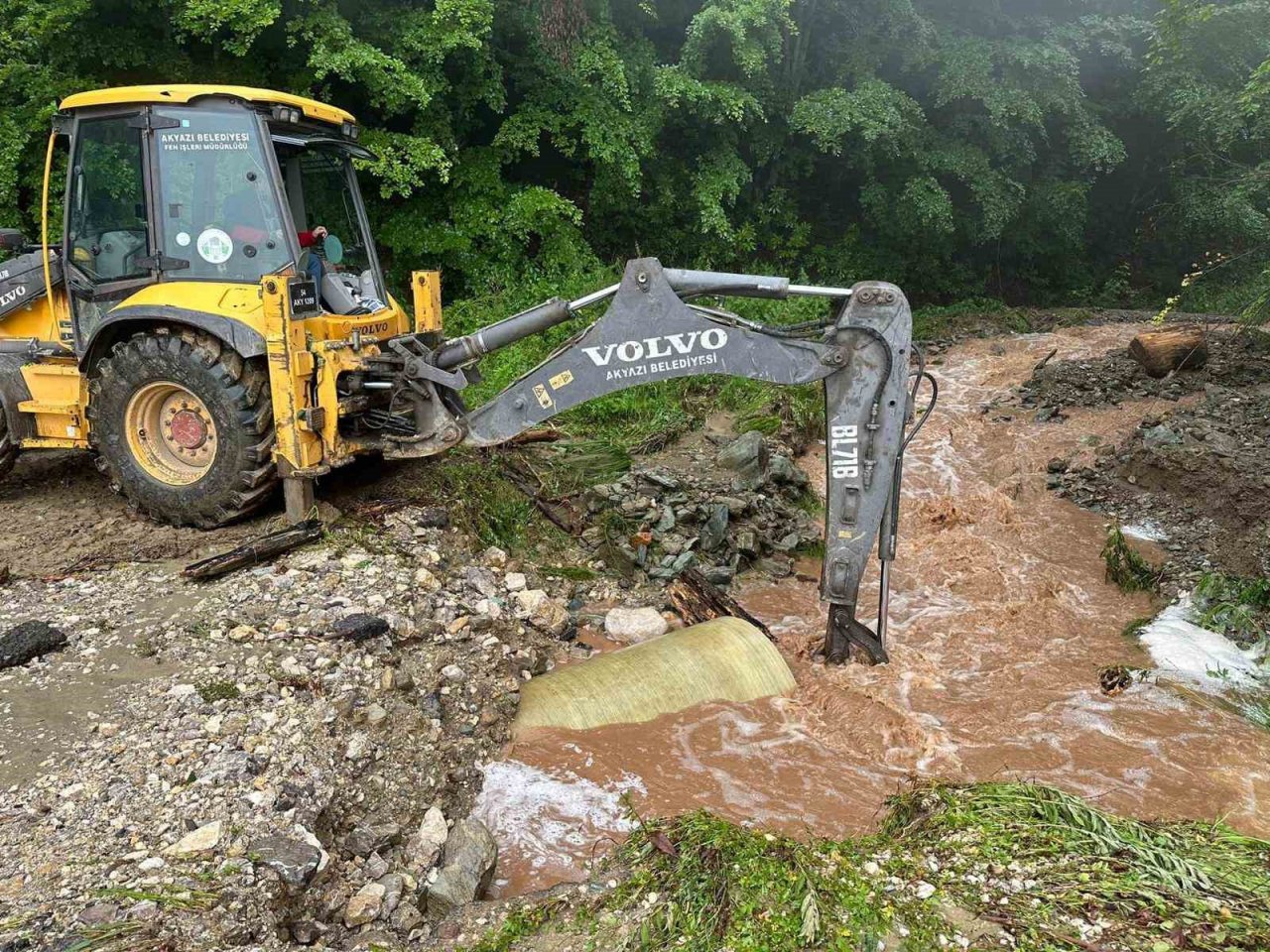 4 mahalleye ulaşım sağlayan geçici köprü sular altında kaldı