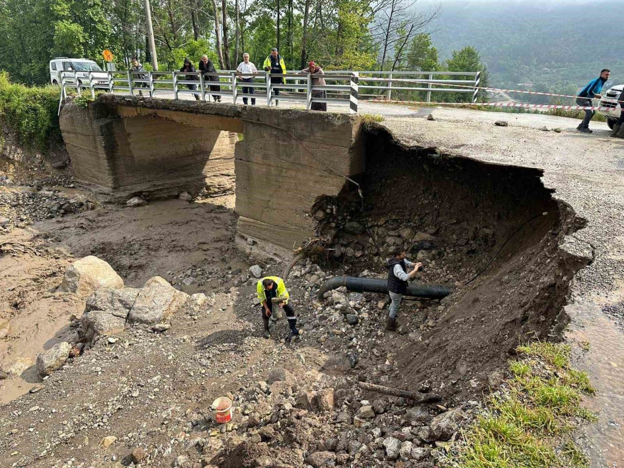 4 mahalleye ulaşım sağlayan geçici köprü sular altında kaldı