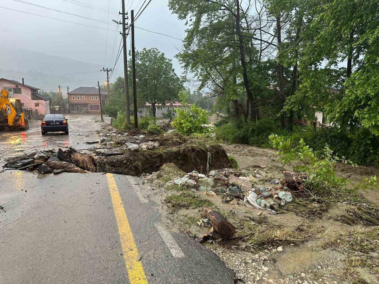 4 mahalleye ulaşım sağlayan geçici köprü sular altında kaldı