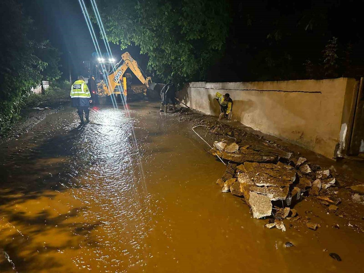 4 mahalleye ulaşım sağlayan geçici köprü sular altında kaldı