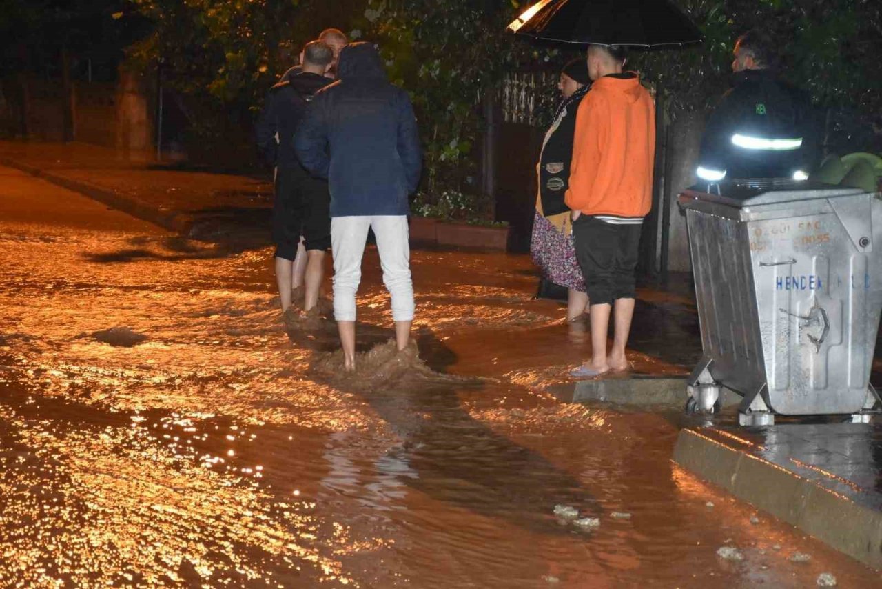 Sağanak yağış Hendek ilçesini de sular altında bıraktı