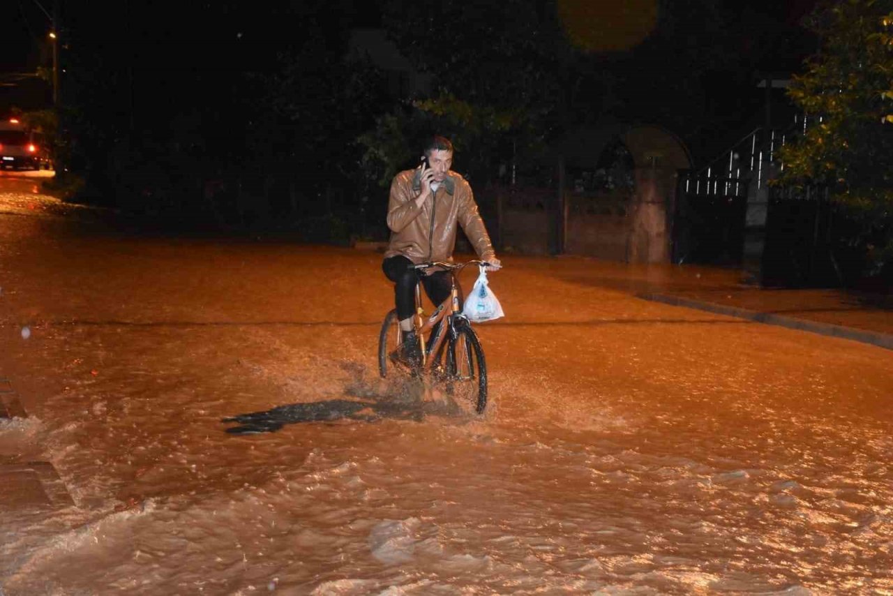 Sağanak yağış Hendek ilçesini de sular altında bıraktı