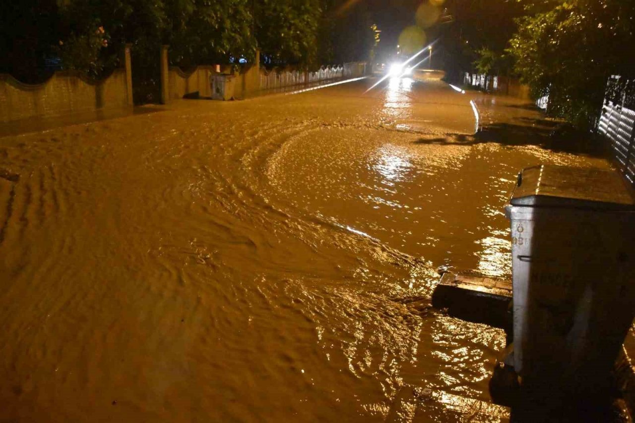 Sağanak yağış Hendek ilçesini de sular altında bıraktı