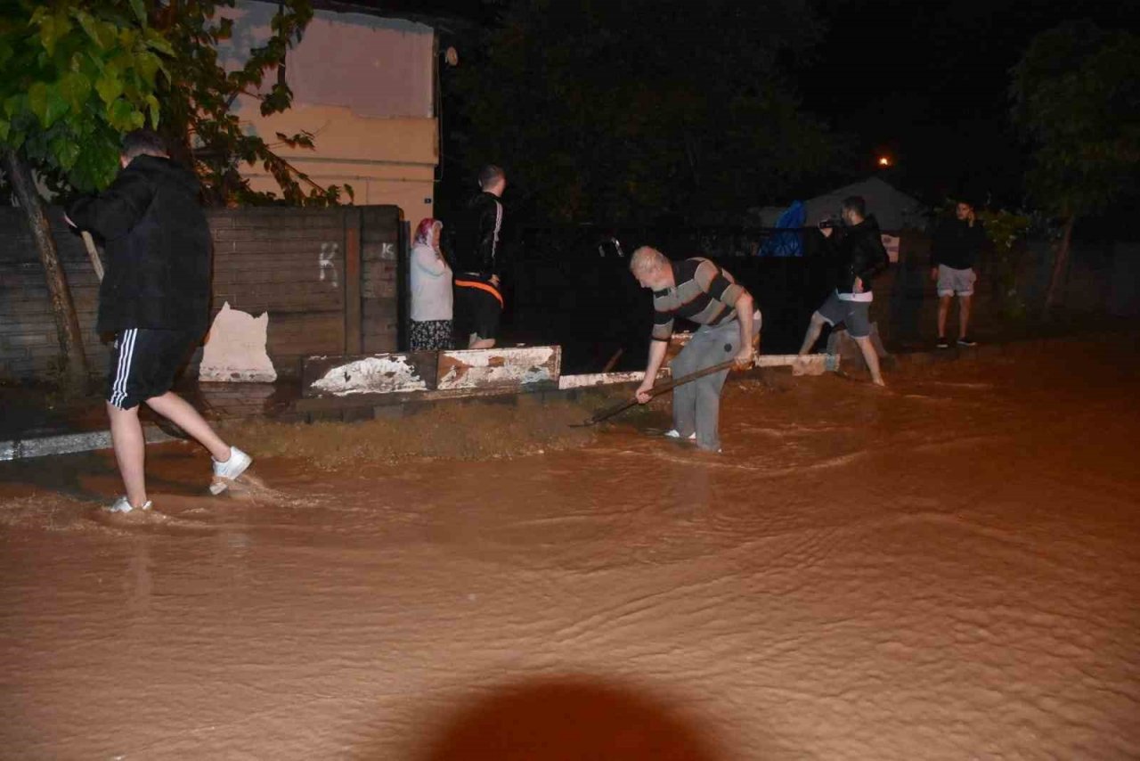 Sağanak yağış Hendek ilçesini de sular altında bıraktı
