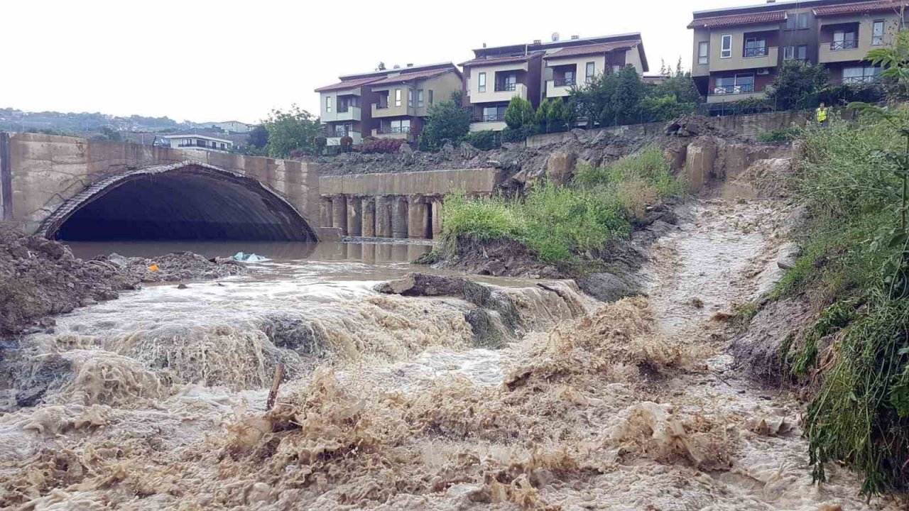Taşan dere, hızlı tren şantiyesindeki tüneli sular altında bıraktı