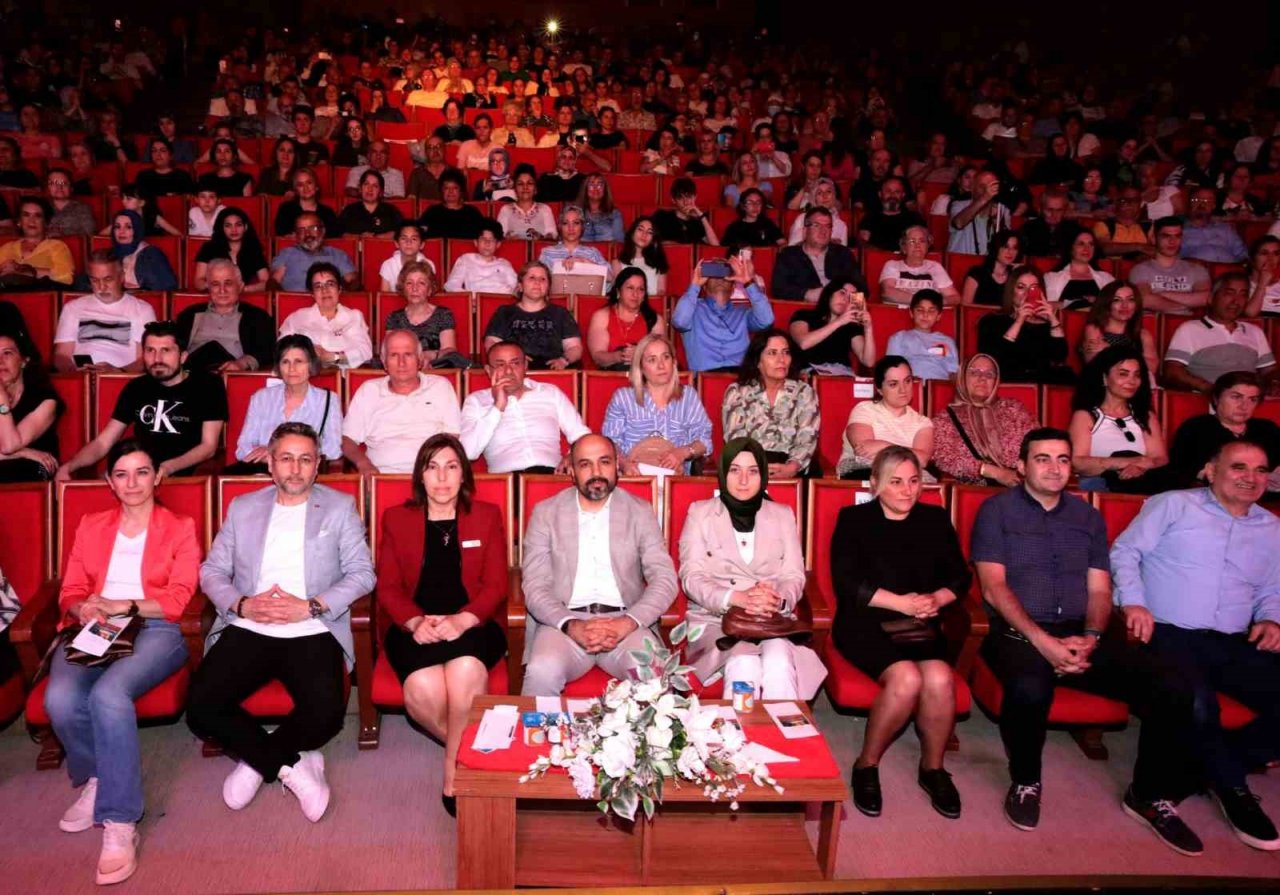 Sağlık çalışanları sahnede: Akılcı ilaç kullanımına dikkat çektiler