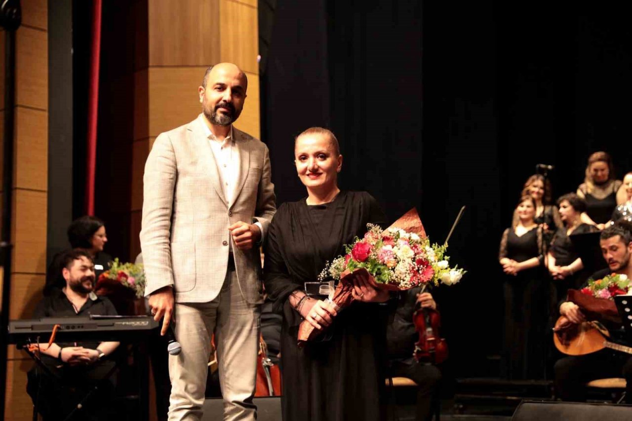 Sağlık çalışanları sahnede: Akılcı ilaç kullanımına dikkat çektiler