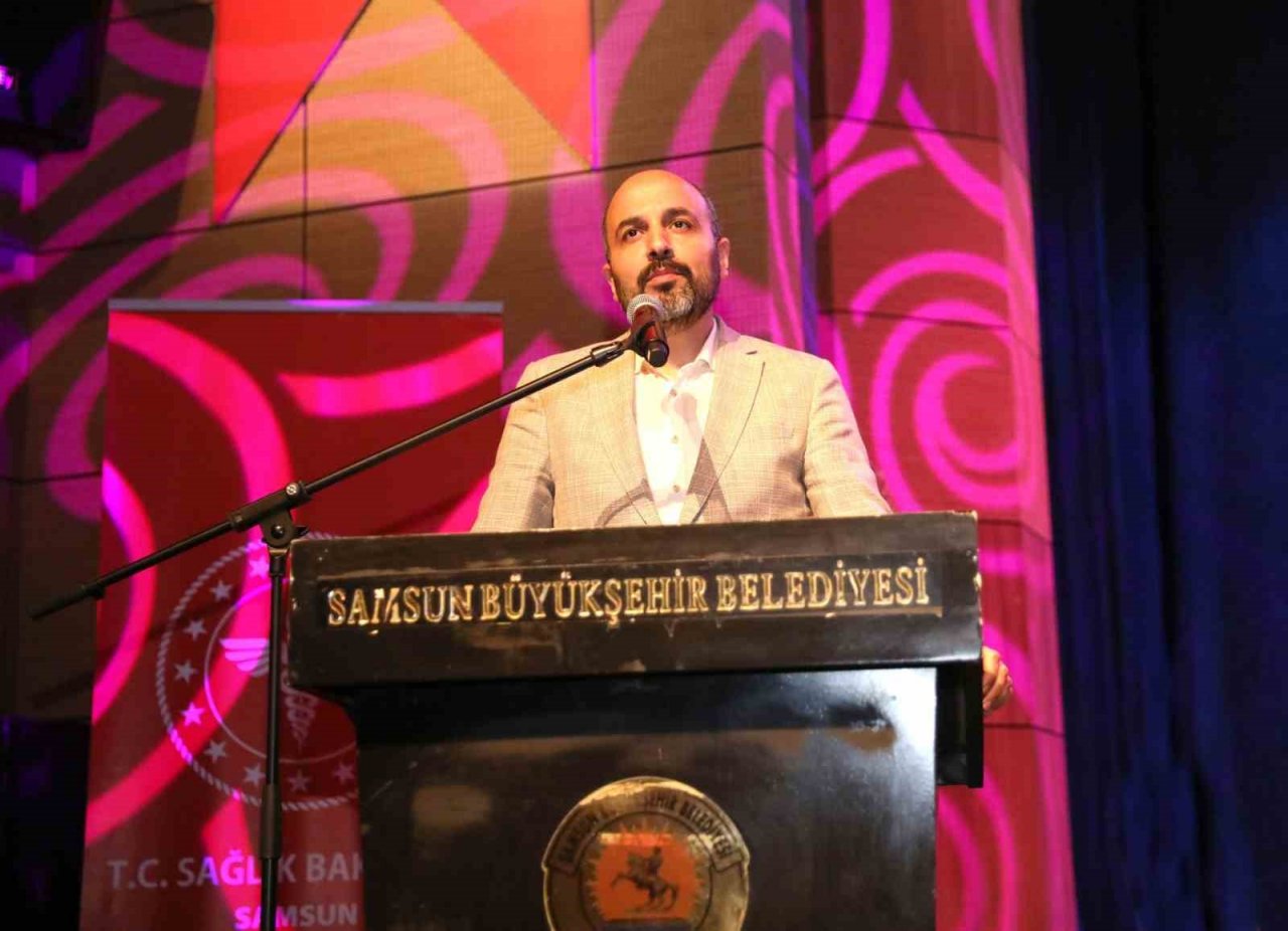 Sağlık çalışanları sahnede: Akılcı ilaç kullanımına dikkat çektiler