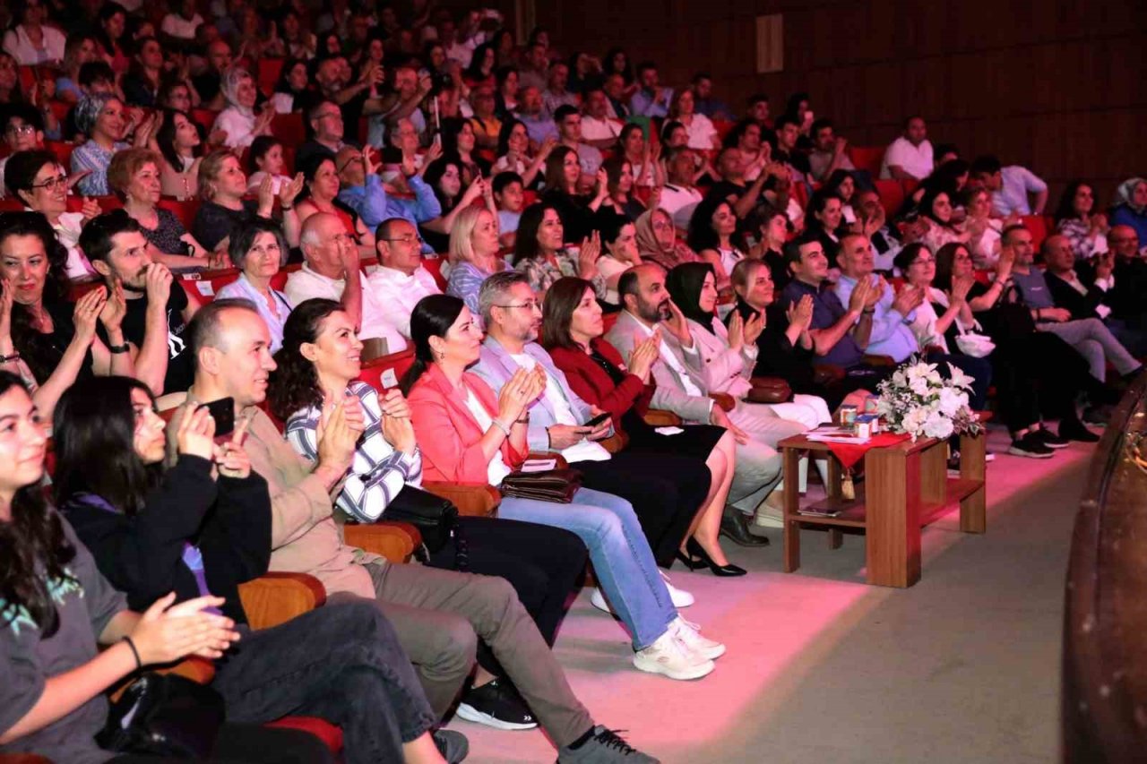 Sağlık çalışanları sahnede: Akılcı ilaç kullanımına dikkat çektiler