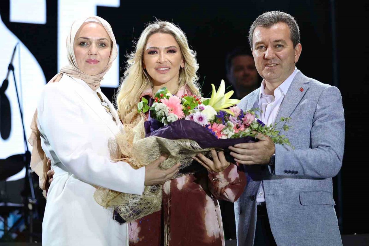 Bergama Festivaline Hadise damgası