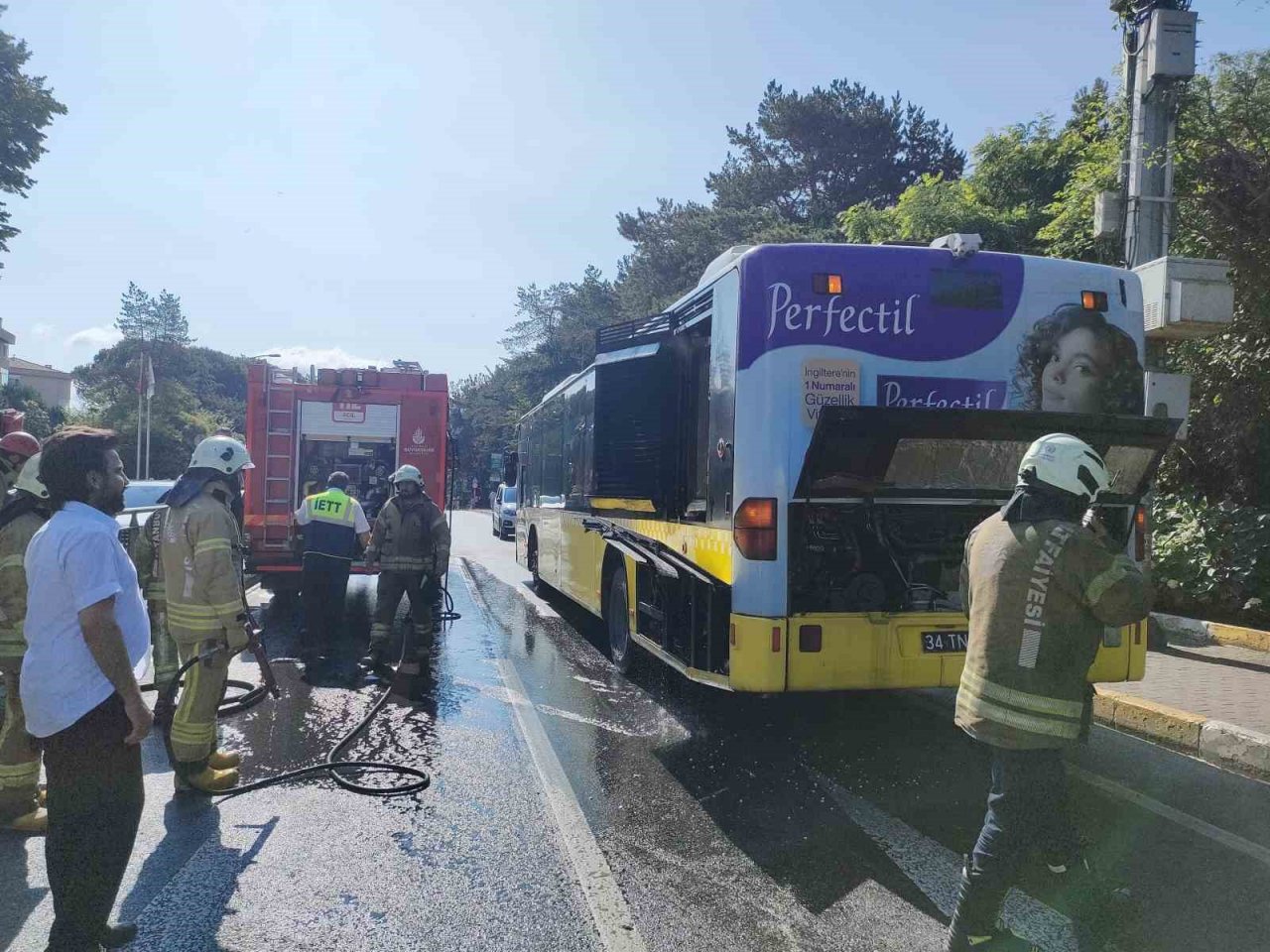 Sarıyer’de İETT otobüsünün motor kısmı yandı: Yolcular büyük panik yaşadı