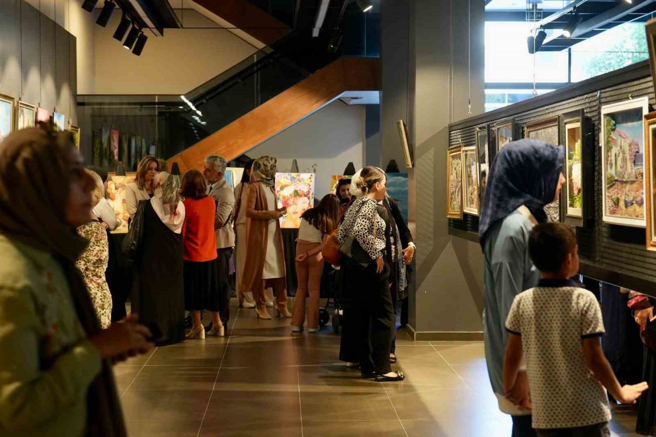 Kadınların, yağlı boya ve rölyef eserleri görücüye çıktı