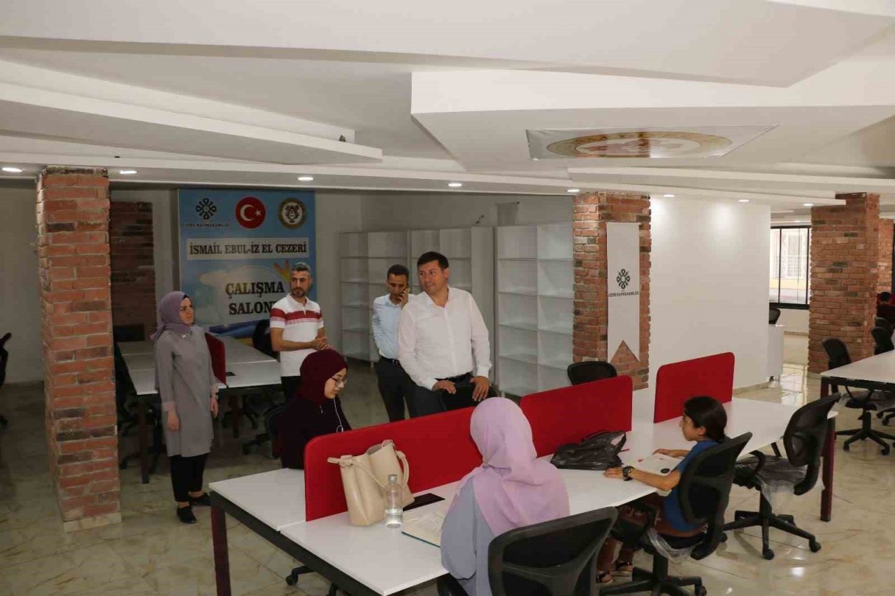 Cizre’de öğrenci ve KPSS adayları okuma salonlarında ders çalışıyor